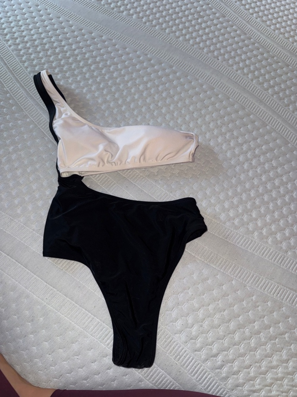 Two-Tone One-Shoulder One Piece Swimsuit - Black & White
